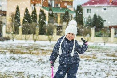 Bir kış yürüyüş bir bebek kız portresi