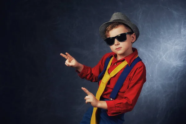 Retrato Moda Elegante Menino Estúdio Fundo Escuro — Fotografia de Stock