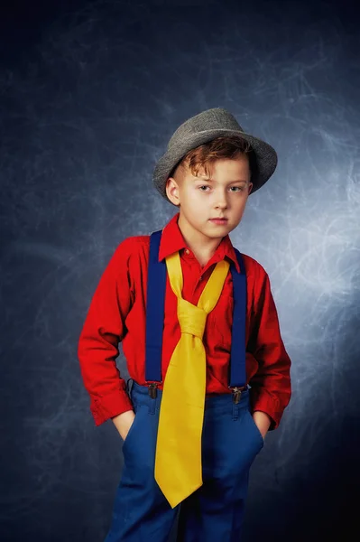 Retrato Moda Elegante Menino Estúdio Fundo Escuro — Fotografia de Stock