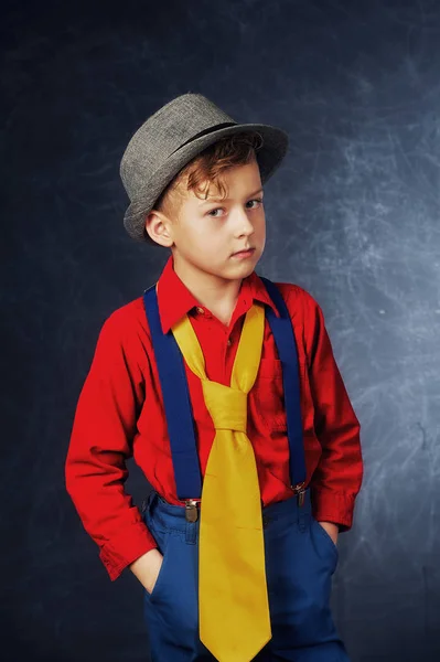 Стильный Модный Портрет Мальчика Студии Темном Фоне — стоковое фото