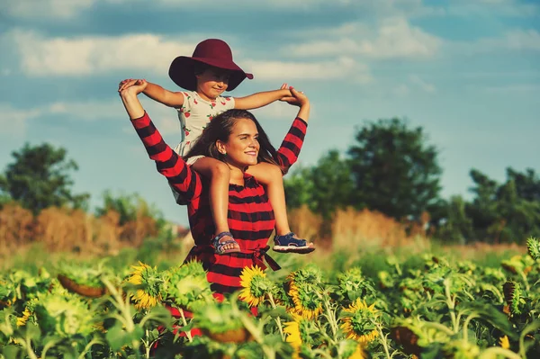 Mutter Und Tochter Auf Dem Feld Mit Sonnenblumen — Stockfoto