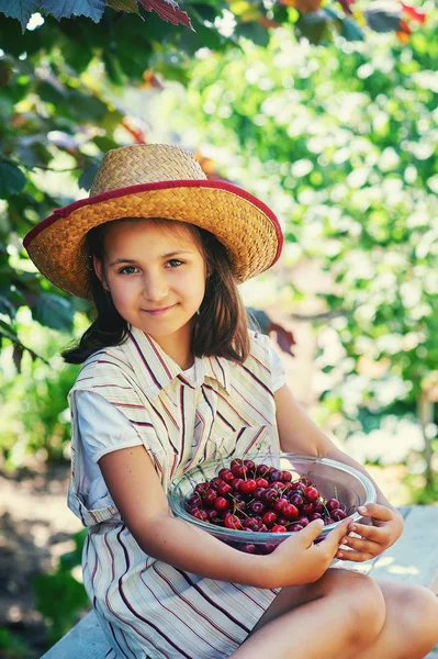 Portrait Une Fille Aux Cerises Dans Jardin Enfant Tient Une — Photo