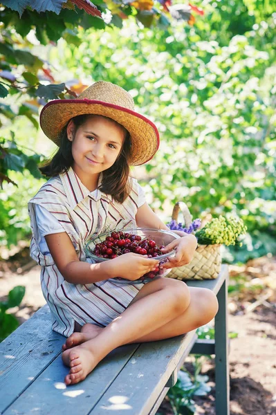 Portrait Une Fille Aux Cerises Dans Jardin Enfant Tient Une — Photo