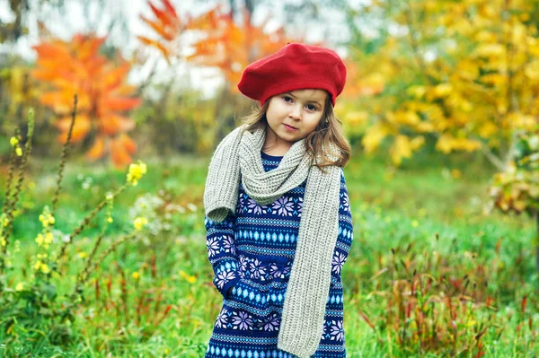Portréja Egy Kislány Ősszel Természetben Baba Red Svájcisapka Egy Meleg — Stock Fotó