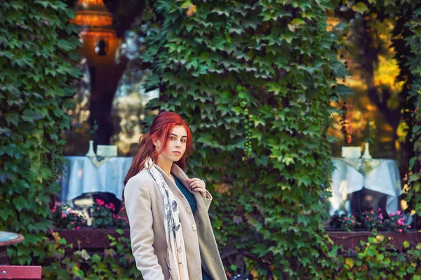 Uma Jovem Ruiva Cidade Menina Vestindo Casaco — Fotografia de Stock