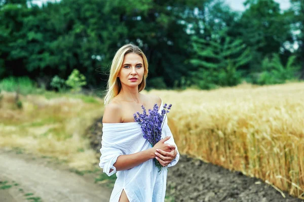 Mladá Žena Kyticí Levandule Procházku Poli — Stock fotografie