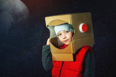 Çocuk bir astronot kostüm giymiş, çocuk alanı Explorer çalış