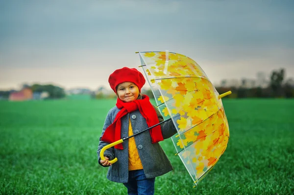 Ein Kind Auf Einem Spaziergang Mit Einem Hellen Regenschirm Frühling — Stockfoto