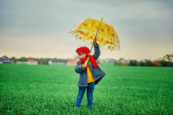 Ein Kind Auf Einem Spaziergang Mit Einem Hellen Regenschirm Frühling — Stockfoto