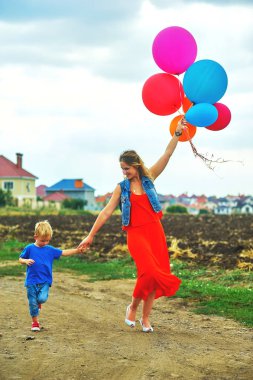 Mutlu genç anne oğluyla bir yolda