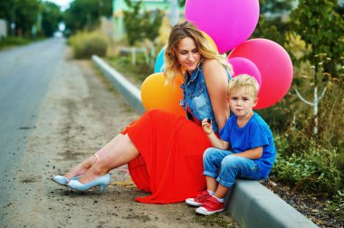 Mutlu genç anne oğluyla bir yolda