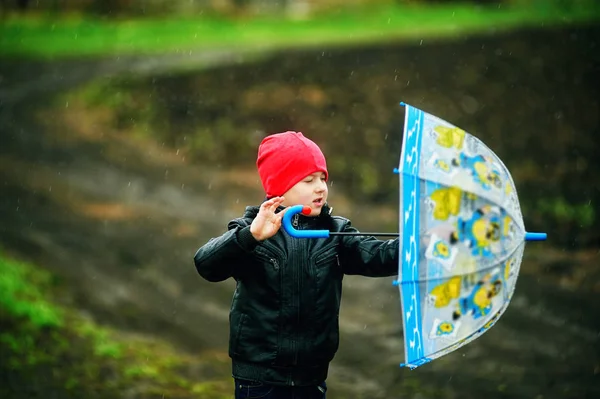 Porträt Eines Kleinen Jungen Mit Regenschirm Auf Einem Frühlingsspaziergang — Stockfoto