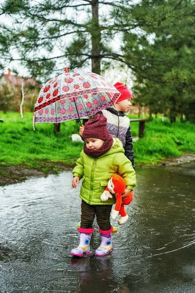 Porträt Von Bruder Und Schwester Bei Einem Spaziergang Regen Kinder — Stockfoto