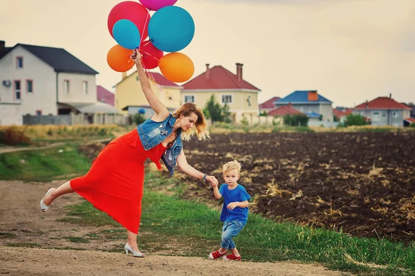 Jovem Mãe Feliz Passeio Com Seu Filho — Fotografia de Stock