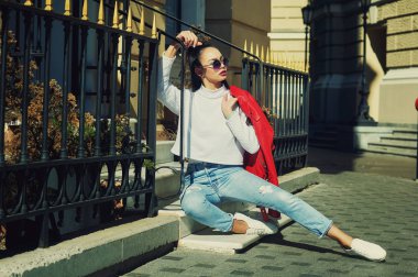 Güzel genç kadın sokakta trendy güneş gözlüğü