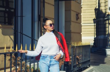 Güzel genç kadın sokakta trendy güneş gözlüğü