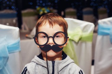 Çocuk partileri ve fotoğraf çekimleri, sahte bıyık ve aksesuarları aksesuarlar ile