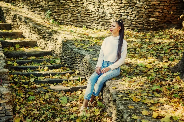 Retrato Uma Jovem Mulher Uma Blusa Branca Parque — Fotografia de Stock