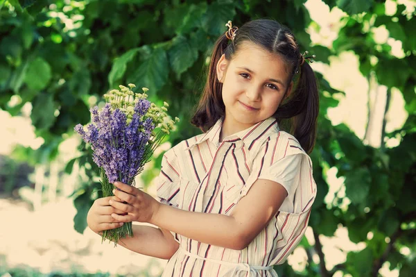 Ritratto Bambina Con Fiori Campo — Foto Stock