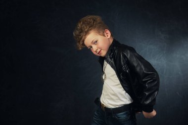 Stüdyo portre deri ceket şık bir çocuk .