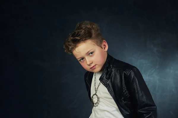 Studio Portret Van Een Stijlvolle Jongen Een Leren Jas — Stockfoto