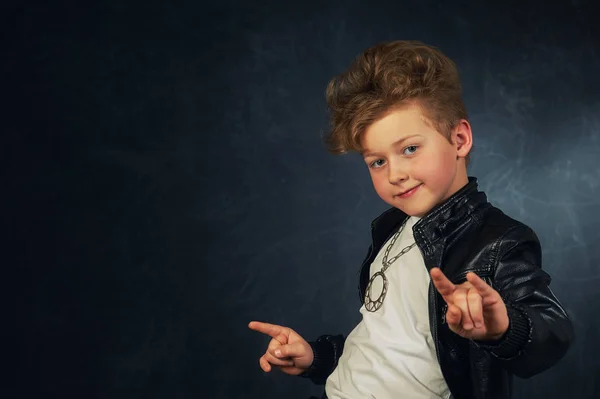 Studio Portret Van Een Stijlvolle Jongen Een Leren Jas — Stockfoto