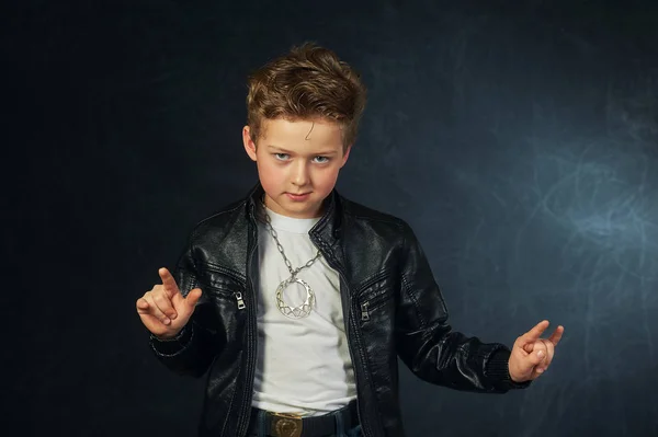 Studio Portret Van Een Stijlvolle Jongen Een Leren Jas — Stockfoto