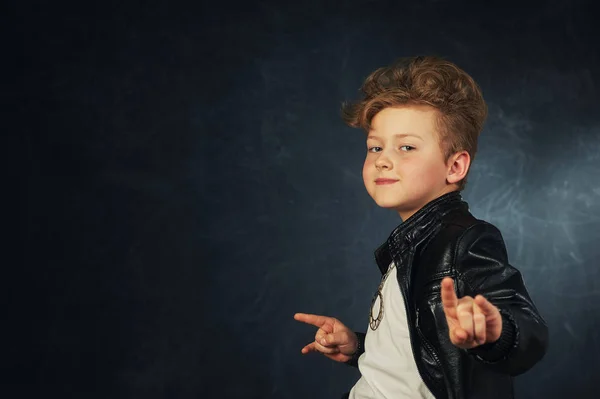 Retrato Estúdio Menino Elegante Uma Jaqueta Couro Pequeno Roqueiro — Fotografia de Stock