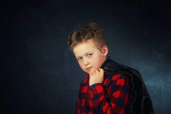 Retrato Estudio Adolescente Sobre Fondo Oscuro —  Fotos de Stock