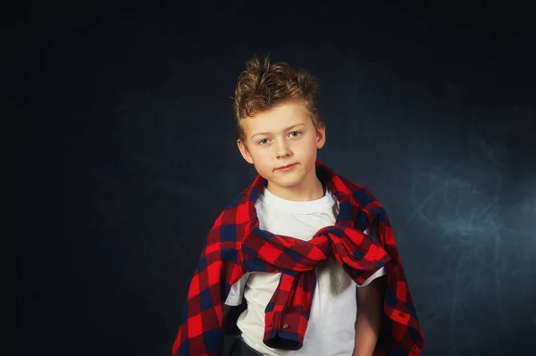 Studio Porträtt Tonårig Pojke Mörk Bakgrund — Stockfoto