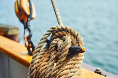 Gemi veya gemi tarafından baba çevresinde yakın çekim halat demirleme, bağlı