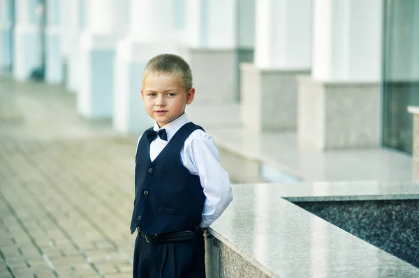 Portrét Malého Chlapce Městě — Stock fotografie