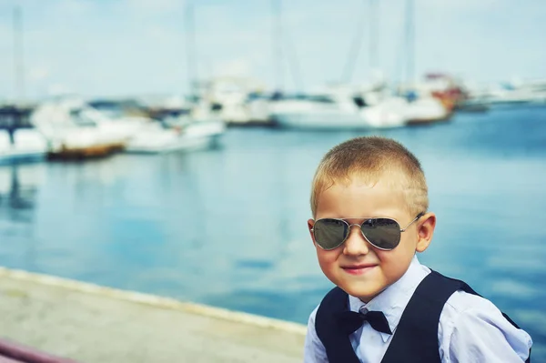 Kleiner Junge Auf Einem Spaziergang Der Hafenstadt — Stockfoto