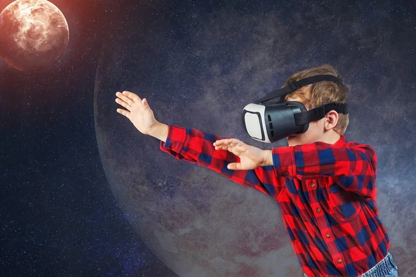 Wirtualnym Świecie Technologii Dziecko Odgrywa Wirtualnej Rzeczywistości — Zdjęcie stockowe