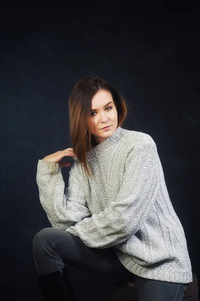스튜디오는 어두운 배경에서 여자의 초상화 여자는 따뜻한 스웨터를 — 스톡 사진