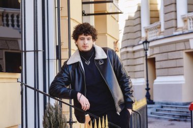 Bir bahar şehirde yakışıklı bir genç adam portresi.