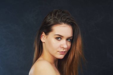 Portre Studio karanlık bir arka plan üzerinde güzel bir genç kız