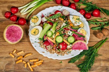 Turp ile bir kapta Bahar salatası , otlar , yumurta ve peynir