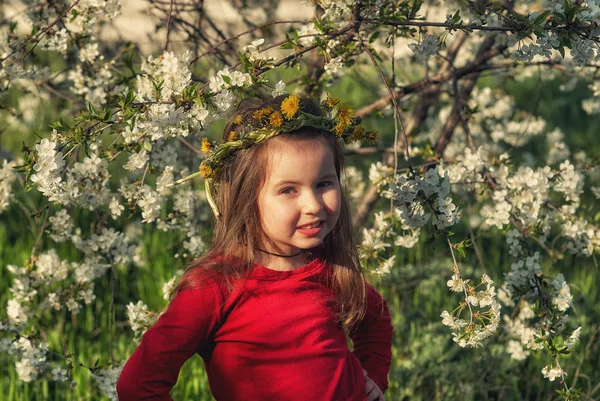 나무에서 소녀의 초상화 — 스톡 사진