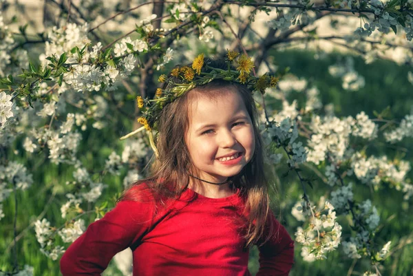 나무에서 소녀의 초상화 — 스톡 사진
