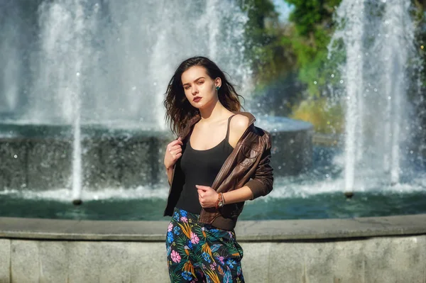 Menina Moda Jovem Posando Rua Uma Cidade Europeia Modelo Com — Fotografia de Stock