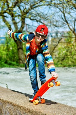 Parkta kaykaylı çocuk. bir çocuk bir Board binmek öğrenir