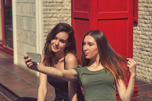 Młode Dziewczyny Robią Sobie Selfie Smartfonem Ulicy Nowoczesne Technologie Codziennym — Zdjęcie stockowe