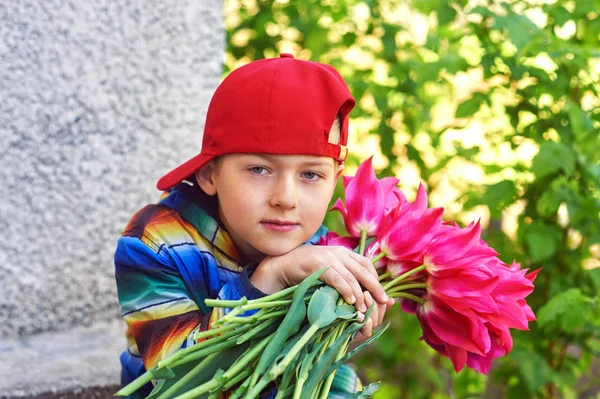 Retrato Rapaz Com Flores Uma Criança Segura Buquê Tulipas — Fotografia de Stock