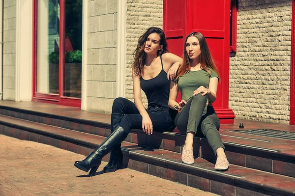Dos Chicas Jóvenes Una Calle Ciudad — Foto de Stock