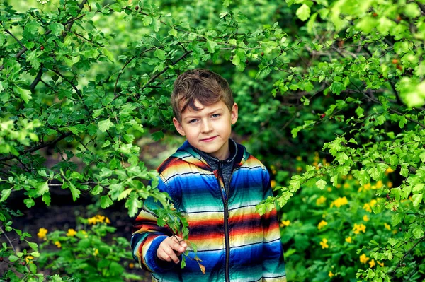 Ritratto Aperto Ragazzo Che Cammina Nel Giardino — Foto Stock