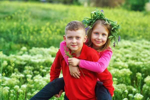 Bambini Allegri Una Passeggiata Campagna Amici Nella Natura — Foto Stock