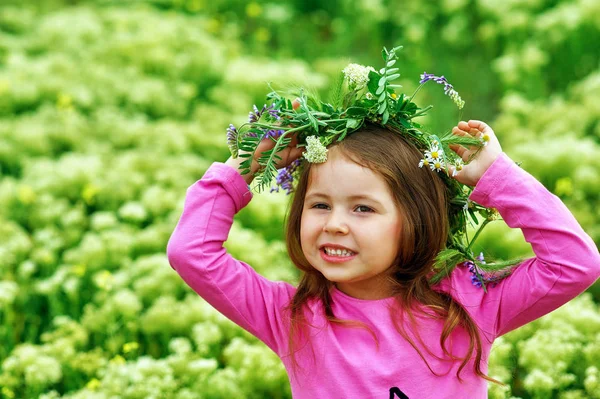 Retrato Uma Menina Bonita Uma Grinalda Flores Selvagens — Fotografia de Stock