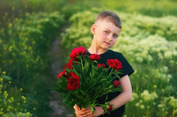 Retrato Niño Con Peonías Aire Libre — Foto de Stock