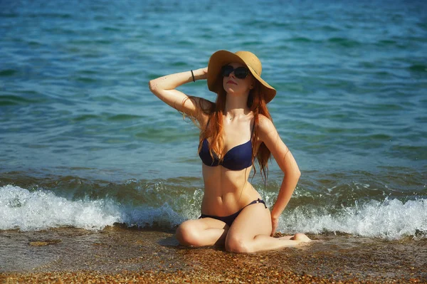 Portret Van Een Jonge Vrouw Aan Kust Meisje Rustend Zee — Stockfoto